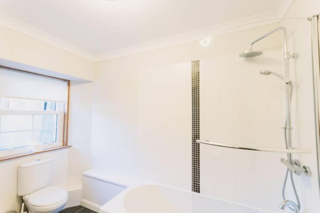 Factors House - A Comfy In Countryside Park With Wifi And Access To Bar And Pool Perth